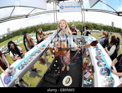 Fans beobachten die Straßenmusikerin Charlotte Campbell, die auf der Betterview-Plattform beim Barclaycard British Summer Time-Event im Hyde Park, London, über 100 Meter über dem Boden auftritt. Stockfoto