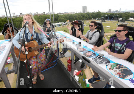 NUR zur redaktionellen Nutzung Fans beobachten Busker Charlotte Campbell, wie sie 100 ft über dem Boden auf der Betterview Plattform bei Barclaycard britischer Sommer Zeit Veranstaltung im Hyde Park, London führt. Stockfoto