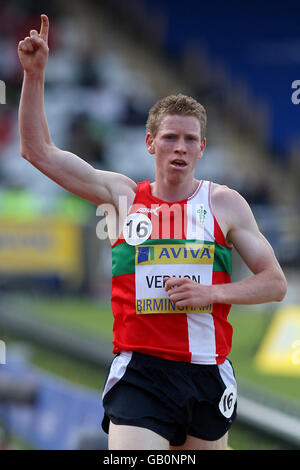 Aldershot, Farnham und Andy Vernon aus dem Distrikt feiern den Sieg im 5000-m-Finale der Männer bei den Aviva National Championships im Alexander Stadium, Birmingham Stockfoto