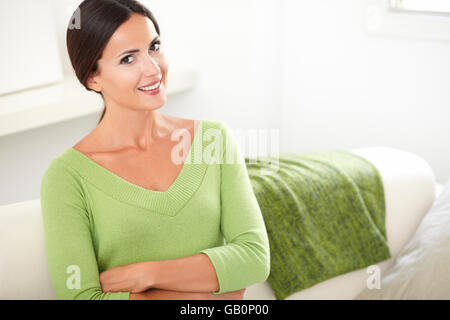Schöne junge Frau mit verschränkten Armen lächelnd mit Vertrauen beim Betrachten der Kamera - Textfreiraum Stockfoto