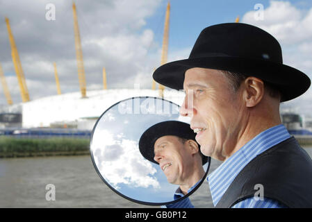 Der bahnbrechende Anatom Dr. Gunther von Hagens vor der 02 Arena, wenn heute, Freitag, 18. Juli, Tickets für seine neue Ausstellung Body Worlds and the Mirror of Time, die am 24. Oktober in der O2-Blase eröffnet wird, zum Verkauf angeboten werden. Stockfoto