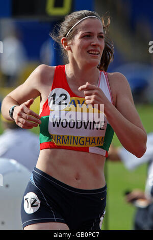 Aldershot, Farnham und Andrea Woodvine vom District Athletic Club beim 5000-m-Finale der Frauen bei den Aviva National Championships im Alexander Stadium, Birmingham Stockfoto