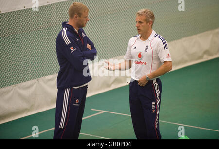 Englands Andrew Flintoff (links) spricht mit Trainer Peter Moores während der Nets-Session im Headingley Cricket Ground, Leeds. Stockfoto