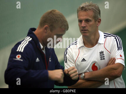 Cricket - npower Second Test - England gegen Südafrika - England Nets - Headingley. Andrew Flintoff aus England und Trainer Peter Moores Stockfoto
