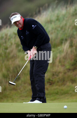 Der schottische Colin Montgomerie setzt sich während der ersten Runde der Open Championship im Royal Birkdale Golf Club, Southport, auf das 9. Green. Stockfoto