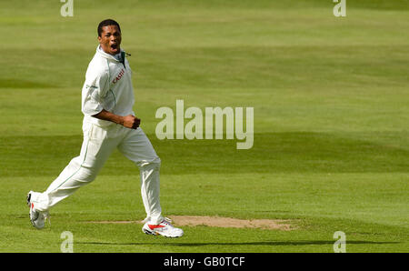 Der Südafrikaner Makhaya Ntini feiert den Entlassen von Englands Andrew Strauss für eine Ente während des zweiten npower-Testmatches im Headingley Cricket Ground, Leeds. Stockfoto