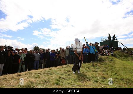 Padraig Harrington aus der irischen Republik spielt aus der Galerie auf dem 7. Loch. Stockfoto