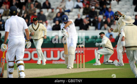 Südafrika Spieler feiern, wie Michael Vaughan (Mitte) wird hinter dem zweiten npower Test Spiel im Headingley Cricket Ground, Leeds gefangen. Stockfoto