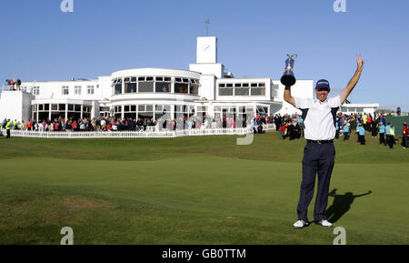 Padraig Harrington, Irlands Republik, feiert mit der Trophäe nach der vierten Runde der Open Championship im Royal Birkdale Golf Club, Southport. Stockfoto