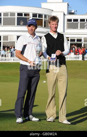 2008 Open Champion Padraig Harrington feiert mit Englands Chris Wood Vor dem Clubhaus bei Royal Birkdale Stockfoto