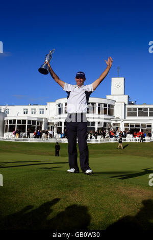 Golf - Open 2008 Championship - Tag Vier - Royal Birkdale Golf Club. Padraig Harrington, Irlands Republik, feiert mit seiner Trophäe „Offene Meisterschaft“ vor dem Clubhaus. Stockfoto