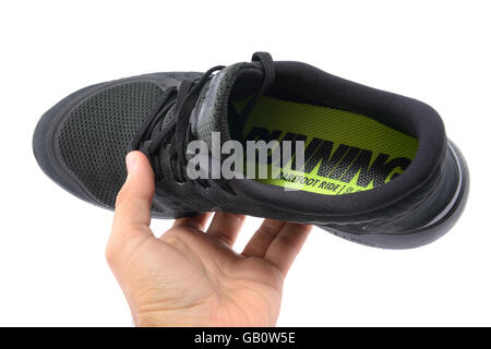 Person, die einen Laufschuh Nike Free 5.0 Barefoot Ride schwarz Stockfoto