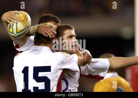 Der englische Ben Cohen feiert seinen Versuch in der zweiten Hälfte Mit Josh Lewsey gegen Australien Stockfoto