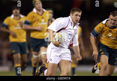 Rugby Union - England Tour - Australien - England. Der englische Ben Cohen wird durch die australische Verteidigung anklagen, um seinen Versuch zu erzielen Stockfoto