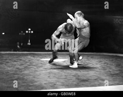 Olle H M Anderberg aus Schweden (links) und Ferenc Toth aus Ungarn während ihres Spiels. Anderberg sicherte sich die Silbermedaille und Toth die Bronze. Stockfoto