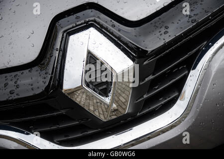 Nahaufnahme von Chrom Renault Logo auf einem Auto Grill Stockfoto