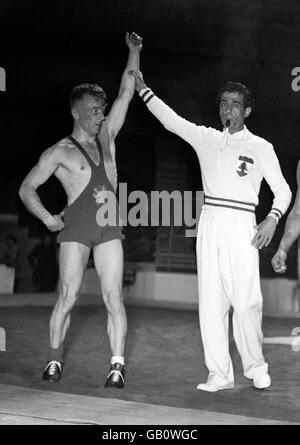 Olympische Spiele 1948 In London - Wrestling - Earls Court. Stock Shot eines der Gewinner, der nach einem griechisch-römischen Ringkampf ausgerufen wurde. Stockfoto