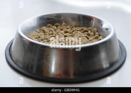 Schüssel mit Trockenfutter Hundefutter Stockfoto