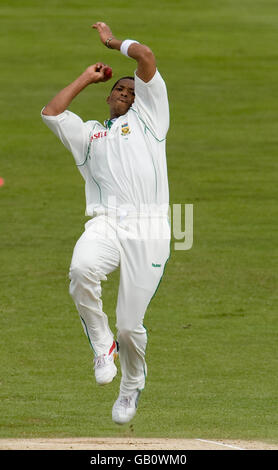 Südafrikas Makhaya Ntini bowls während des zweiten npower-Testmatches im Headingley Cricket Ground, Leeds. Stockfoto