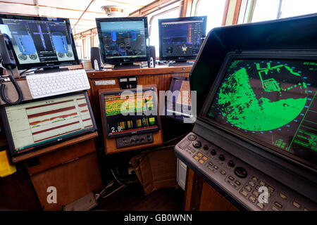 Modernes Radar Navigationssystem auf der Brücke eines Schiffes Stockfoto