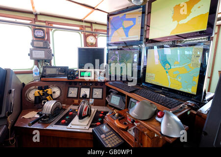 Navigation Zimmer mit High-tech-kartographie Ausrüstung auf einem Frachtschiff Stockfoto