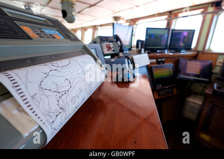 Navigation Zimmer mit High-tech-kartographie Ausrüstung auf einem Frachtschiff Stockfoto