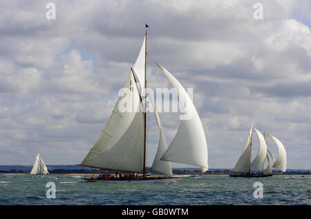 Yachten nehmen am ersten Tag der Regatta des British Classic Yacht Club auf der Solent am Inselrundrennen Teil. Stockfoto