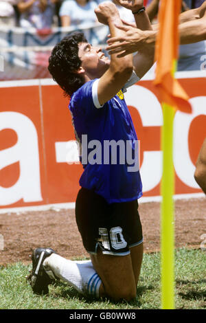 Der Argentinier Diego Maradona feiert den Sieg Englands bei der Weltmeisterschaft Viertelfinale Stockfoto