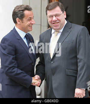 Der französische Präsident Nicholas Sarkozy, links, trifft Taoiseach Brian Cowen bei seinem Besuch in Dublin, Irland. Stockfoto