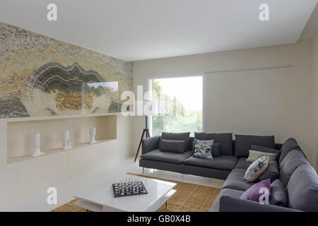 Modernes Wohnzimmer mit großen Sofas und hellen großen Fenstern