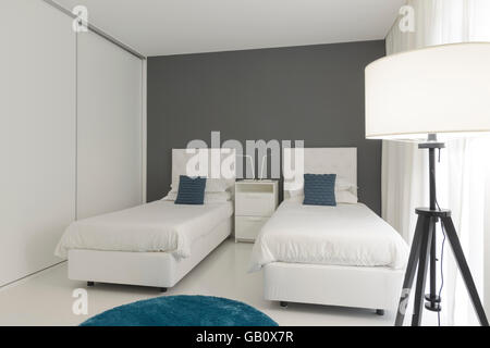 Twin-Betten in einem Hotelzimmer mit großem Fenster Stockfoto