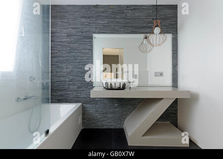 Modernes Bad mit einer Steinmauer Stockfoto