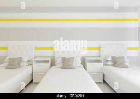 Drei Betten nebeneinander in einem Hotelzimmer Stockfoto