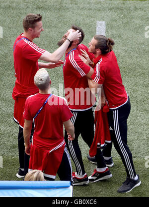 Wales-Torhüter Wayne Hennessey (links) teilt einen lachen mit Aaron Ramsey (zweiter von links), Joe Ledley und Gareth Bale (rechts) während der Wanderung rund um am Stade de Lyon, Lyon. Stockfoto