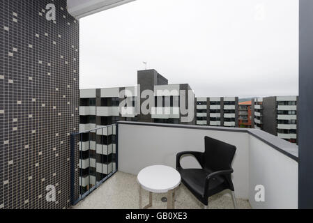 Wohnung Balkon mit einem schwarzen Stuhl Stockfoto