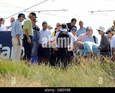 Tom Watson (links) und Greg Norman aus Australien sehen sich während der Britsih Seniors Open, Royal Troon Golf Club, Ayrshire, als Mitglied der Öffentlichkeit zusammenbricht. Stockfoto