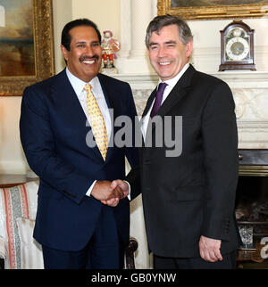 (Von links nach rechts) der Premierminister des Staates Katar, Sheikh Hamad bin Jassim bin Jabor al Than, wird heute vom britischen Premierminister Gordon Brown an der Nummer 10, Downing Street, im Zentrum von London, begrüßt. Stockfoto