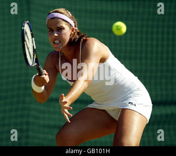 Tennis - Wimbledon 2003 - Dritte Runde der Frauen - Jennifer Capriati / Akiko Morigami. Jennifer Caprati kehrt zu Akiko Morigami zurück Stockfoto