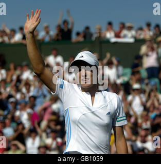 Tennis - Wimbledon 2003 - Dritte Runde der Frauen - Justine Henin-Hardenne / Alisha Molik. Justine Henin-Hardenne feiert den Sieg über Alisha Molik Stockfoto