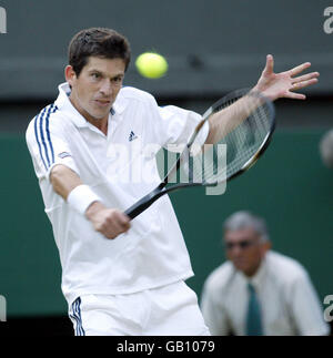 Tennis - Wimbledon 2003 - Dritte Runde der Herren - Tim Henman / Robin Söderling. Tim Henman auf dem Weg, Robin Söderling in geraden Sätzen zu schlagen Stockfoto