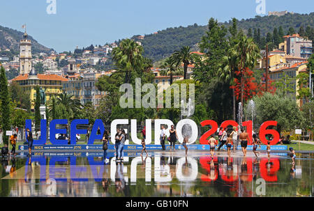 Leute haben Spaß in Brunnen in der Nähe das große Logo der UEFA EURO 2016 bei Promenade du Paillon in Nizza, Frankreich Stockfoto