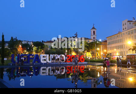 Leute haben Spaß in Brunnen in der Nähe das große Logo der UEFA EURO 2016 bei Promenade du Paillon in Nizza, Frankreich Stockfoto