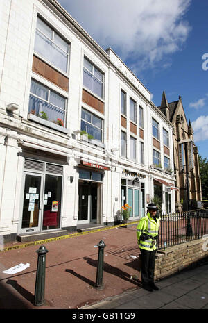 Ein Polizist steht vor dem Pepper Alley Pub in Bolton, wo ein Mann in den Dreißigern starb, nachdem er während einer Nacht erstochen wurde. Stockfoto