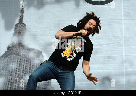 Adam Duritz von The Counting Crows tritt beim T in the Park Musikfestival bei Kinross in Schottland auf. Stockfoto