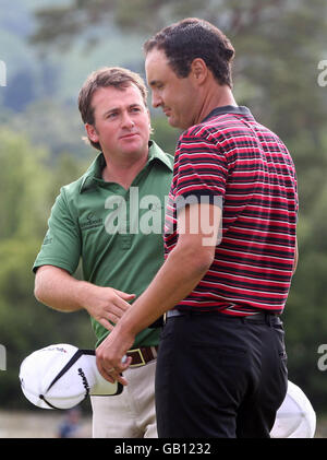 Graeme McDowell feiert seinen Sieg gegen Simon Khan am 18. Während der Barclays Scottish Open am Loch Lomond, Glasgow. Stockfoto