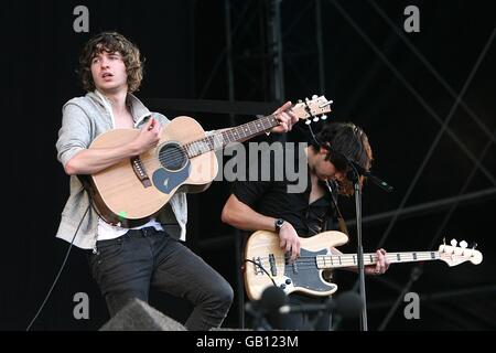 Die Kooks tritt während des Oxegen Festivals 2008 auf der Pferderennbahn in Punchestown, Naas, County Kildare, Irland, auf. Stockfoto