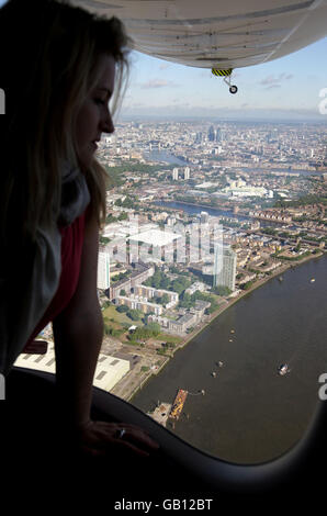 Ein Passagier nimmt den Blick auf London von der Stella Artois 'Star over London' Luftschiff während eines Rundflugs über Central London. Stockfoto