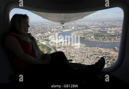 Ein Passagier nimmt den Blick auf London von der Stella Artois 'Star over London' Luftschiff während eines Rundflugs über Central London. Stockfoto