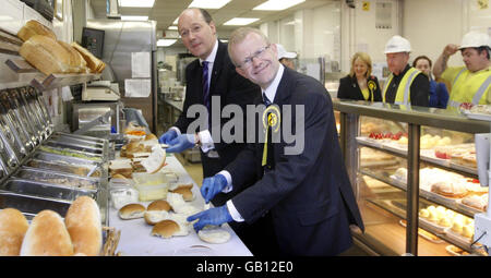 John Swinney, Kabinettsminister für Finanzen und nachhaltiges Wachstum, links und Glasgow East, Nachwahlkandidat John Mason, rechts, während eines Besuchs bei McPhie's Craft Bakery in Shettleston, Glasgow, Schottland. Stockfoto