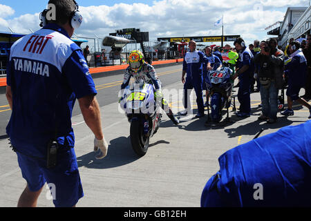 Yamaha's Valentino Rossi in den Boxen vor dem Training für den British Motorcycle Grand Prix bwin.com im Donington Park. Stockfoto